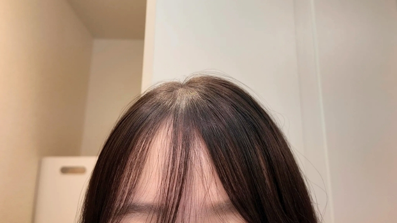 パウダーをはたいた後のサラサラ前髪の写真