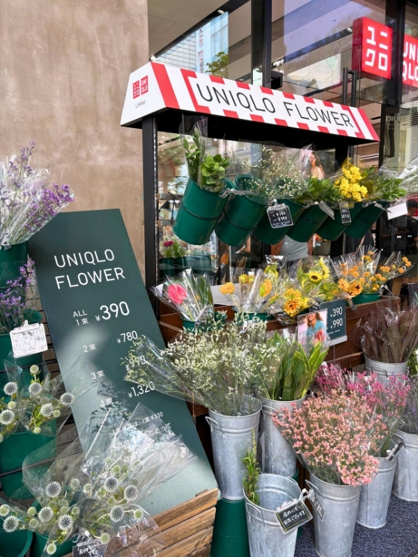 店頭に花が並んでいる写真