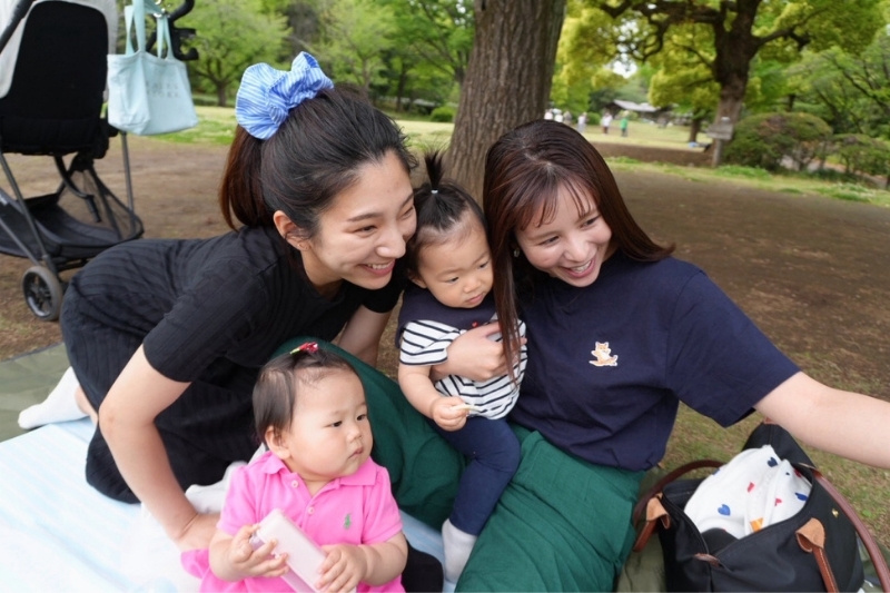 ママ友と娘たちが写真を撮っている様子