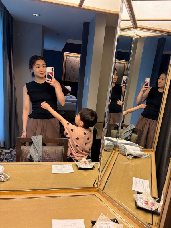 洗面台で撮影した親子の写真