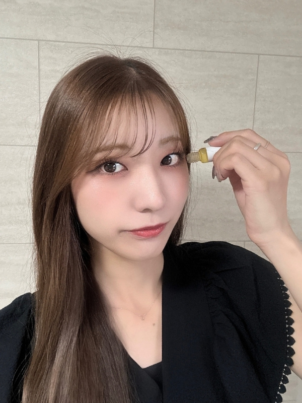 こめかみに塗っている角野さんの写真