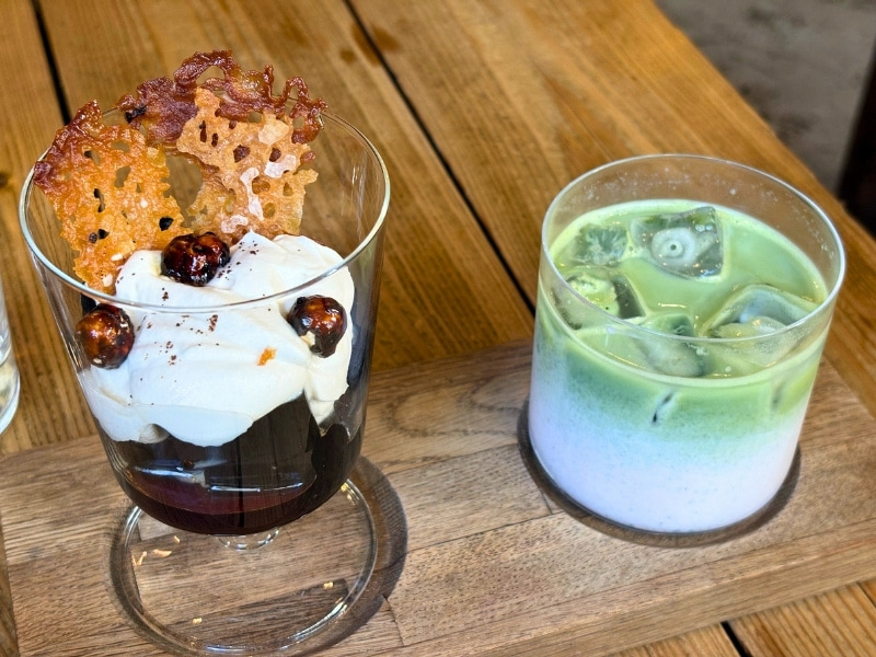 スイーツと抹茶ドリンクの写真