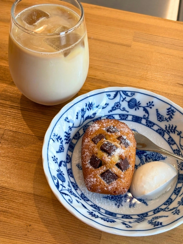 スイーツとカフェラテの写真