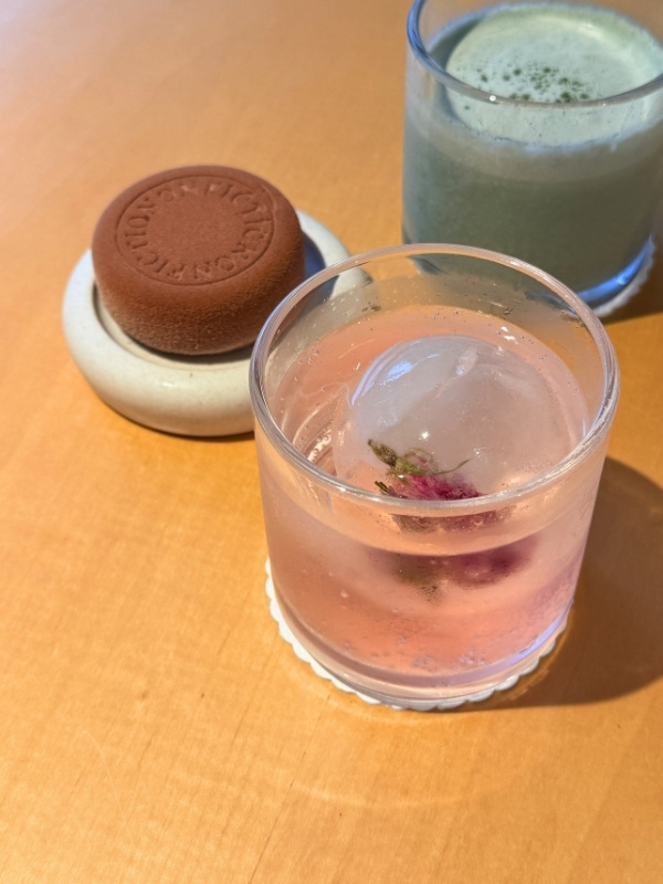 チョコレートケーキとドリンク2点の写真