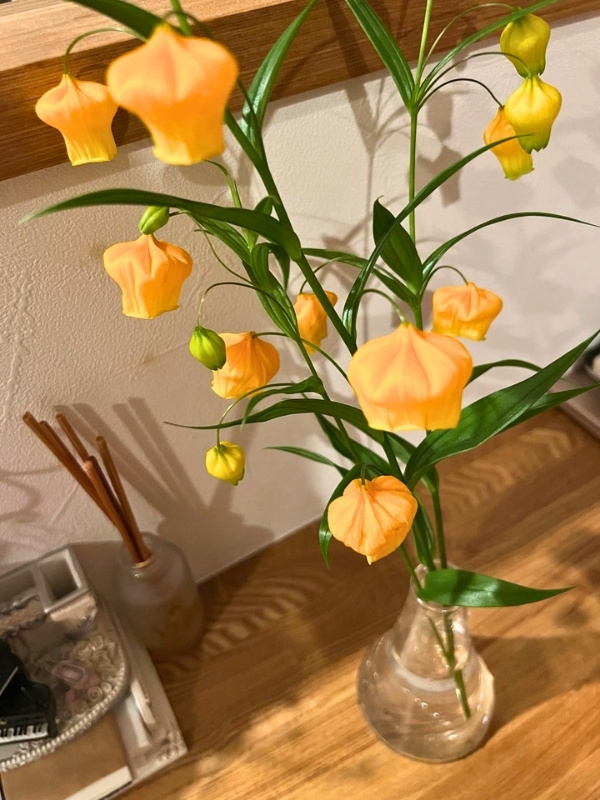 花瓶にさされているオレンジの花の写真