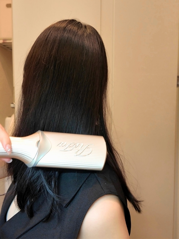 髪にアイロンを通している写真