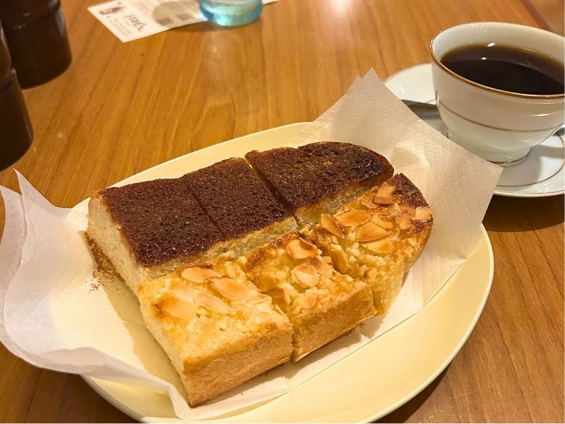 コーヒーとパンの写真