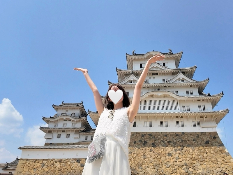 姫路城の前でポーズをとっている写真