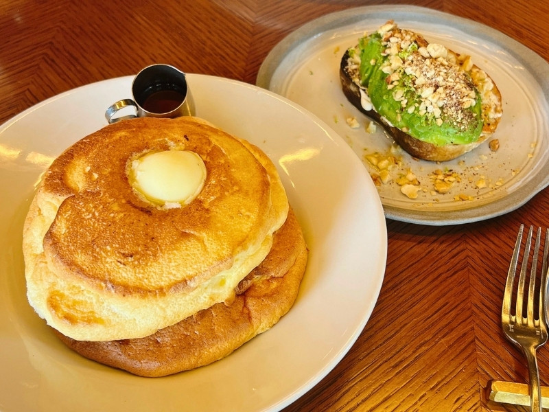 パンケーキとアボカドトーストの写真