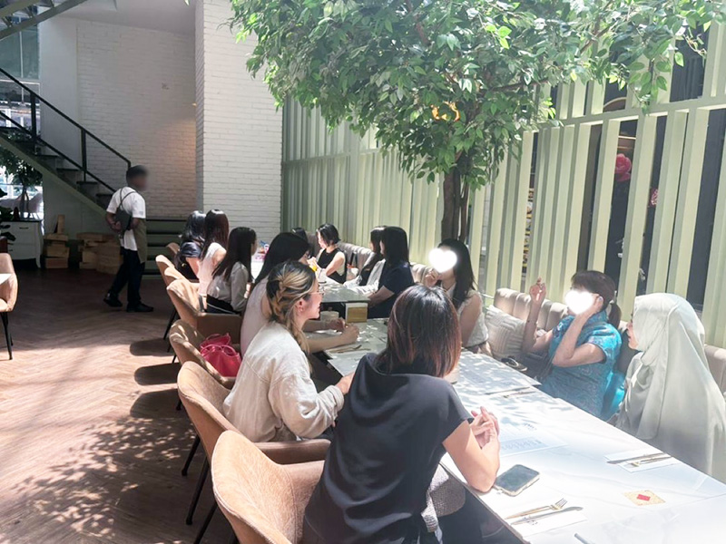 カフェで開催された女子会の様子