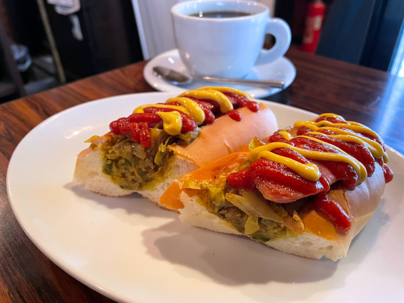 ホットドッグとコーヒー