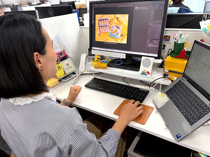 グレープストーン広報・圓光寺遥さん  デスクワークの様子