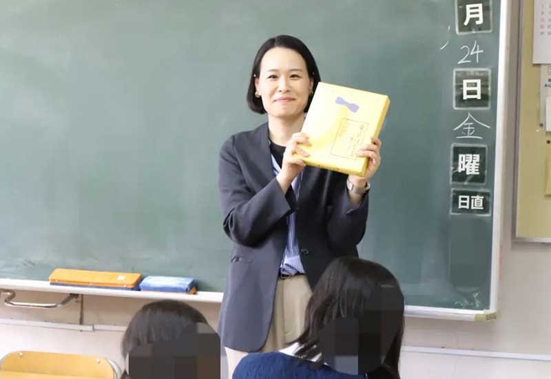 小学校で職業講話を行う圓光寺遥さん