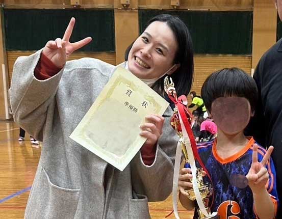 賞状を持つ圓光寺さんとトロフィーを持つ息子さん