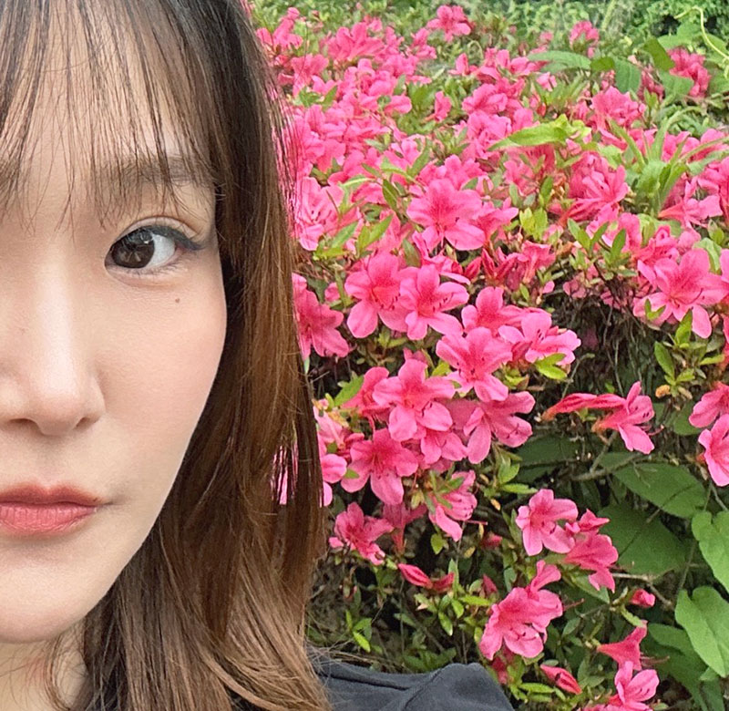 まつ毛メイクをした女性
