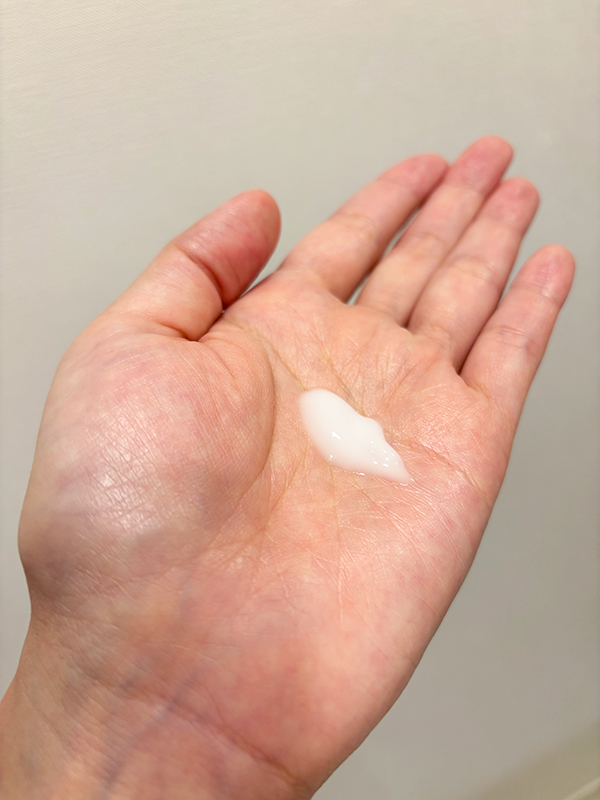 ヘアミルクを手に取った様子
