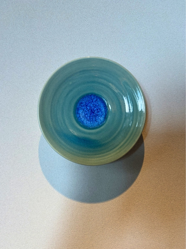 壁にかけられたやちむんのお皿の写真