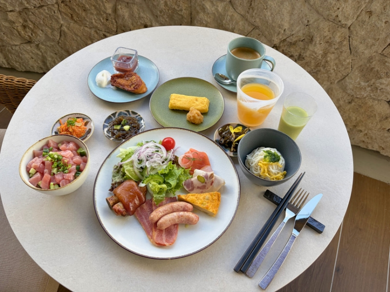 朝ブッフェの料理とドリンクをテーブルに並べた写真