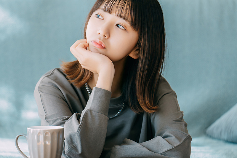 考え事をする女性