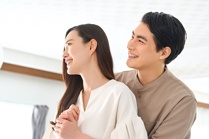 バックハグをするカップル・夫婦