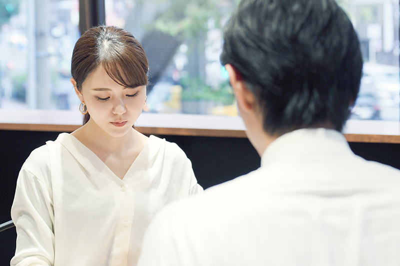 向かい合う男女・カップル