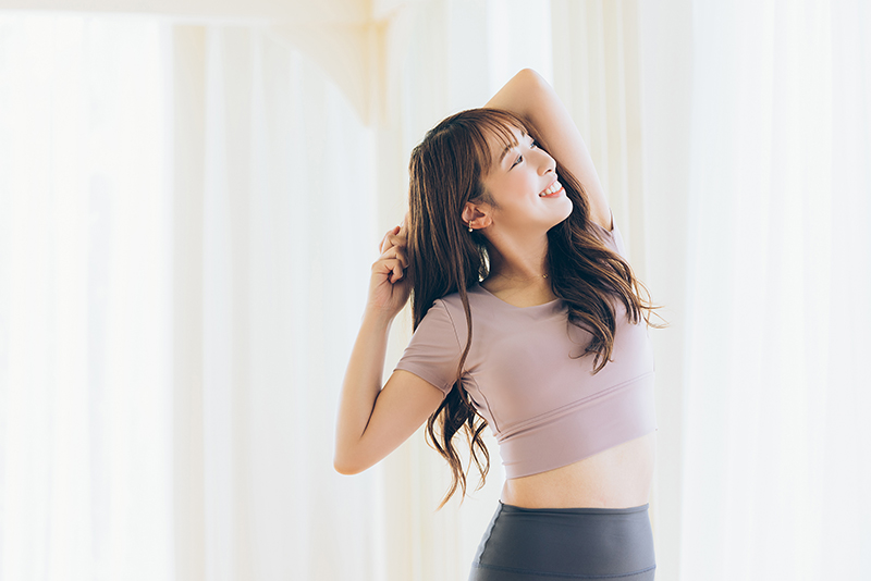 ヨガをする女性