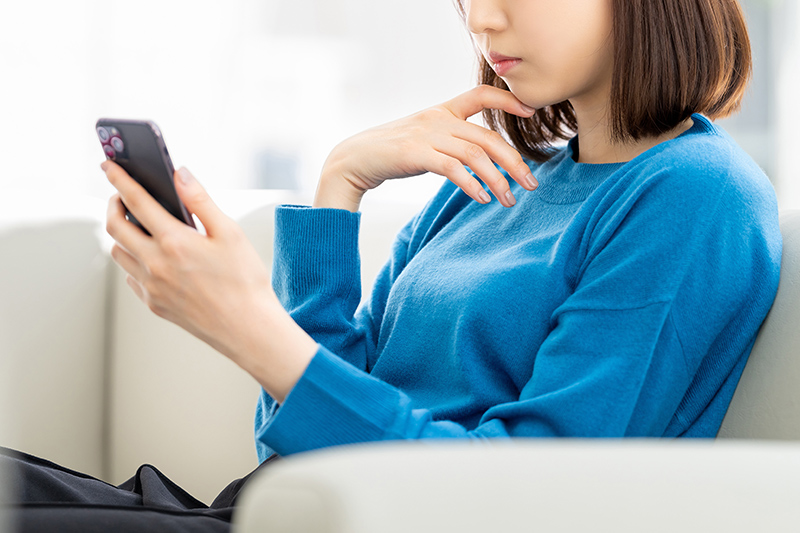 スマホを見る女性