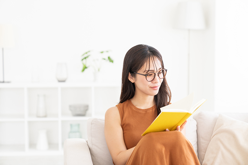 読書をする女性