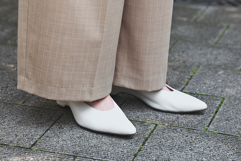 白のパンプス