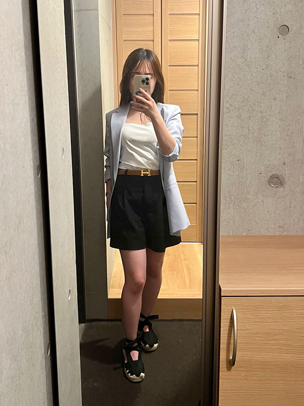 水色ジャケット×黒ショートパンツ