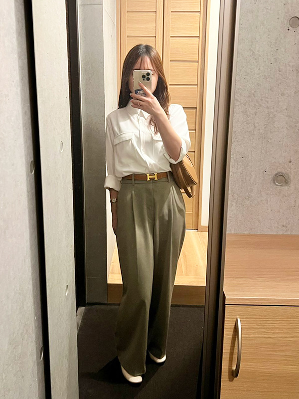 白シャツ×グリーンワイドパンツ