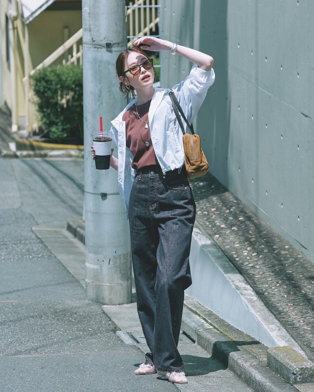 白のシャカシャカシアーブルゾン×ブラウンTシャツ×インディゴデニム×白メッシュパンプスコーデ