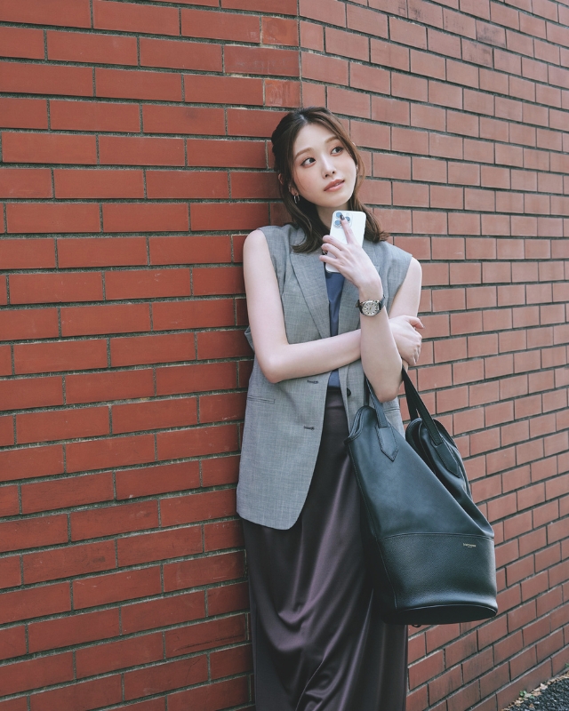 グレーの千鳥柄ジレ×ブルーのノースリTシャツ×ブラウンのツヤタイトスカートコーデ
