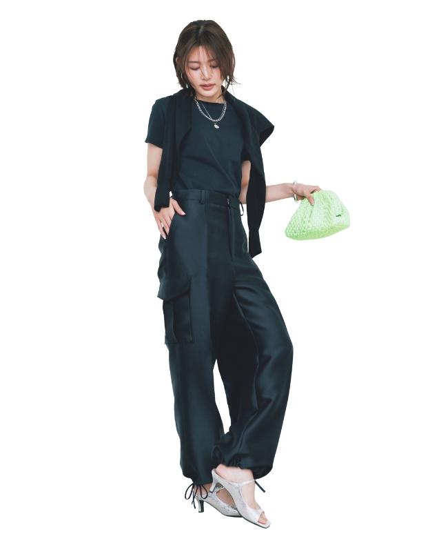 ネイビーTシャツ×ネイビーパンツ×シルバーパンプスコーデ