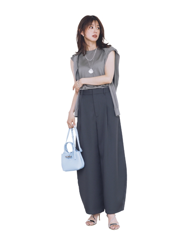 グレーのフレンチスリーブニット×肩掛けしたカーディガン（アンサンブル）×濃いグレーのバレルパンツ×シルバーのヒールサンダルコーデ