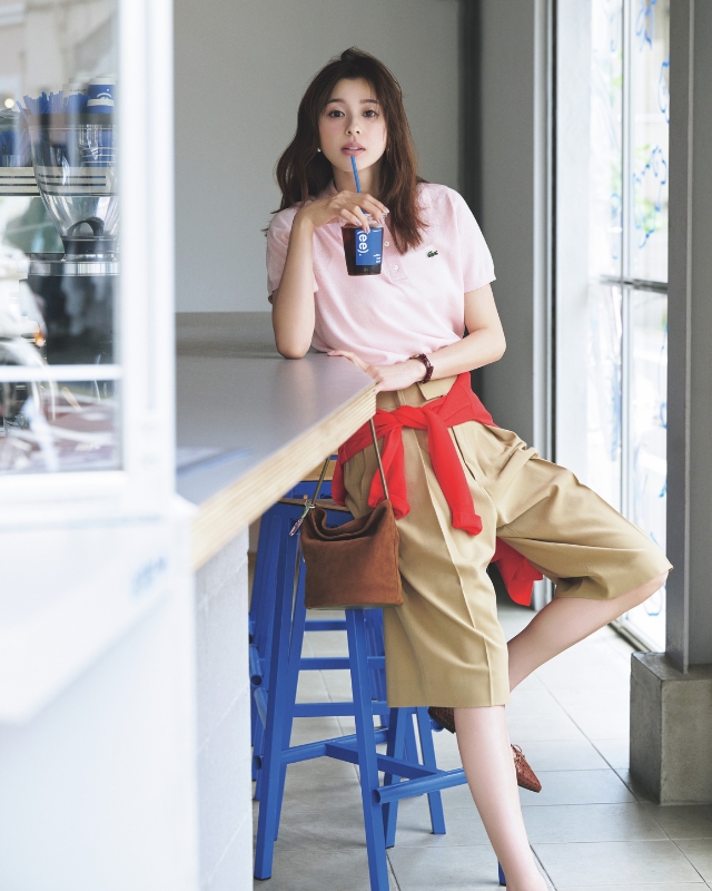 ライトピンクのTシャツ×腰に巻いた赤カーディガン×ベージュハーフパンツ×ブラウンのカットワークパンプスコーデ