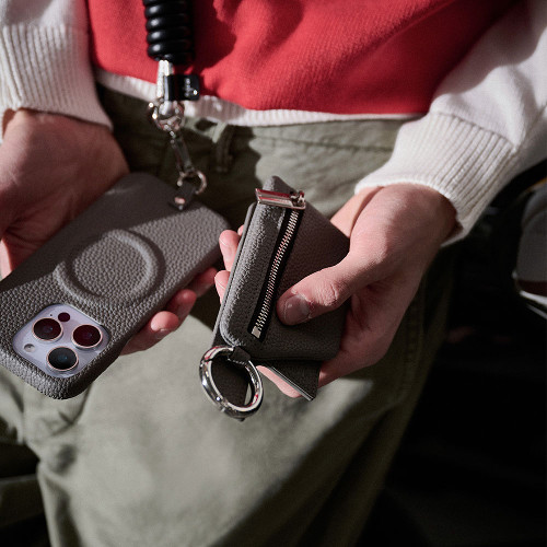 ajew cadenas zipphone case shoulder（MagSafe対応）着用例