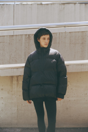 CLANE×phenix PULLOVER HOODED DOWN JACKETブラック着用例