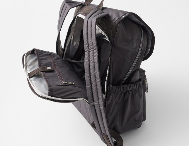 Modern Flap Backpack3背面ファスナー