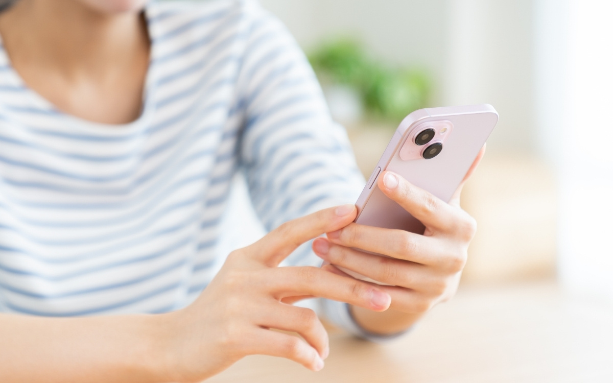 スマホを見ている女性の手元の写真
