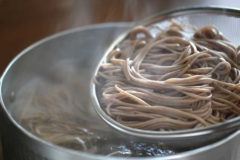 そばを茹でるようす