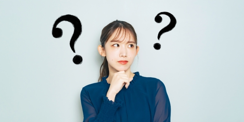 はてなマークを出して考える女性の写真