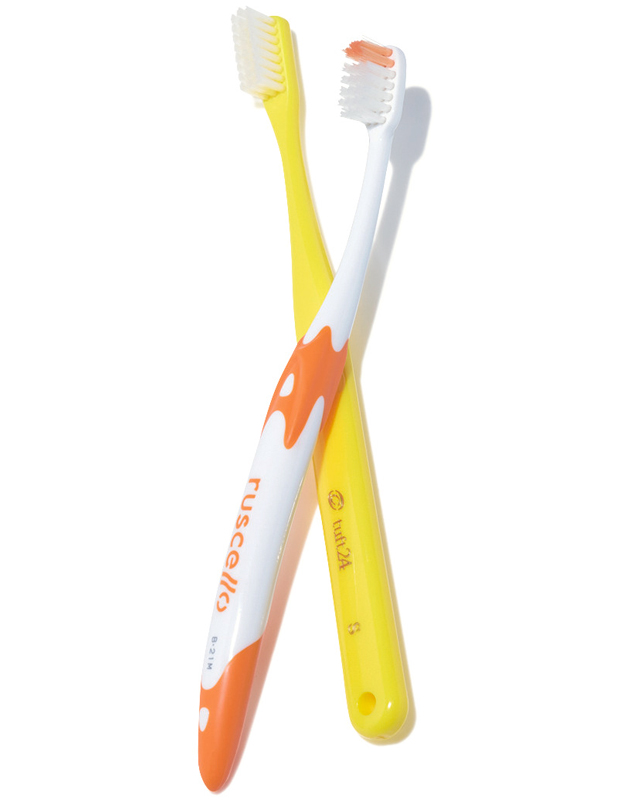 オレンジ／ジーシー ルシェロ 歯ブラシ B-21ピセラ ￥340（編集部調べ） ※歯科専売品　イエロー／オーラルケア タフト24 ￥121（編集部調べ） ※歯科専売品