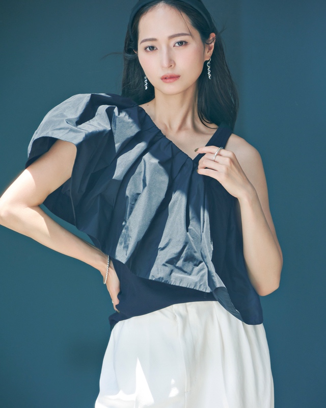山賀琴子 ペプラムショルダー