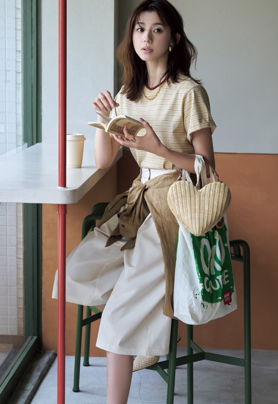 朝比奈 彩 Tシャツ×ハーフパンツ