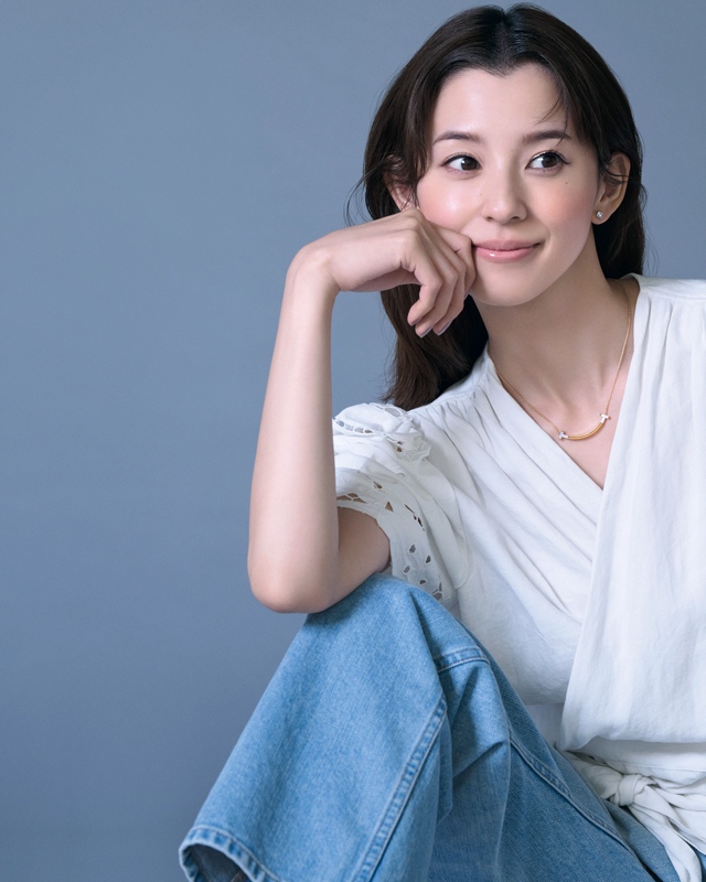朝比奈 彩 ティファニー Tのジュエリー