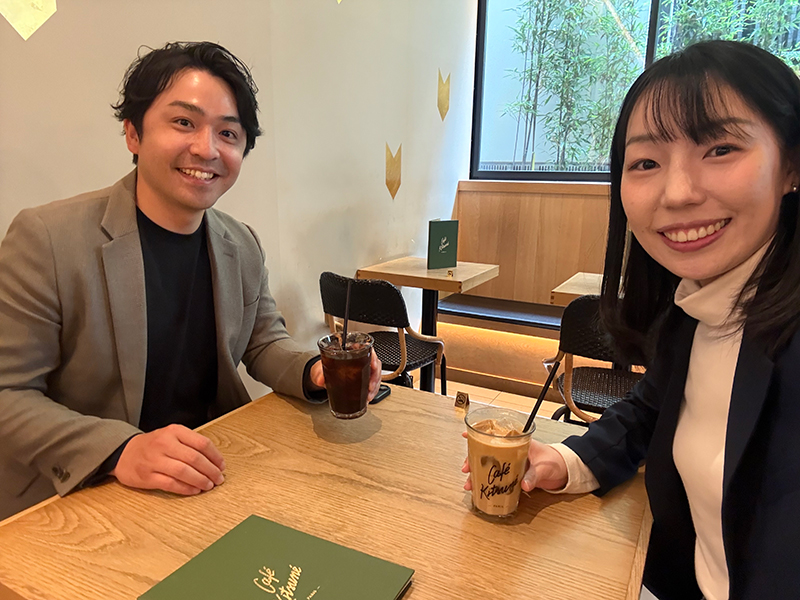 ウエディングパーク・開発マネージャー 野村吏璃星さん 同僚とコーヒー中
