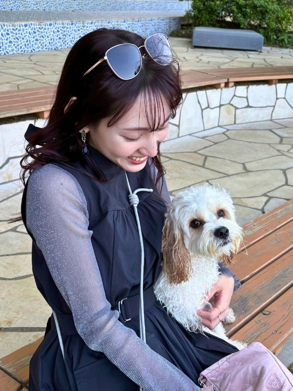 AKIKAさんに抱かれている愛犬の写真