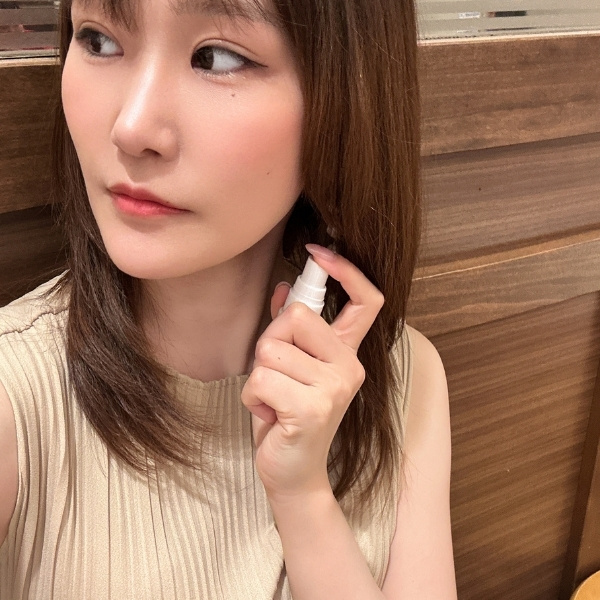 ミストを吹きかけているAYUMIさんの写真