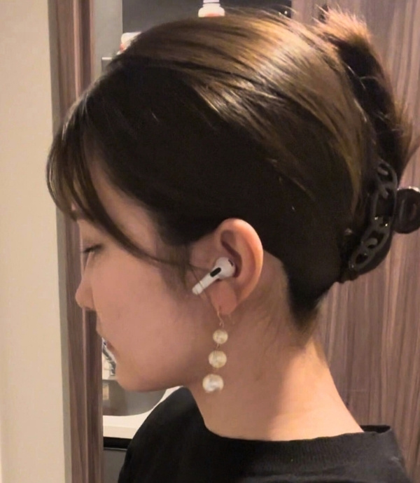 3連パール型の大ぶりピアスをつけているAYUMIさんの写真